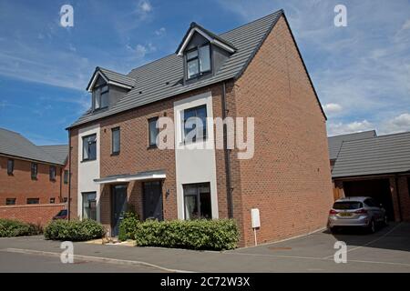 Attraktive neue nachhaltige Häuser auf dem britischen Regierungsvorzeigegelände in Long Marston Garden Village, das auf einem Brownfield-Gelände mit Grünflächen, cyc, entwickelt wurde Stockfoto