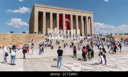 Ankara, Türkei - August 2019: Menschen besuchen Anitkabir Mausoleum des türkischen Führers Atatürk in seinem Grab, um Liebe und Respekt zu vermitteln. Stockfoto