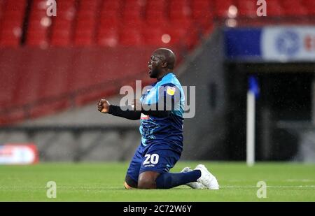 Adebayo Akinfenwa von Wycombe Wanderers feiert nach dem Gewinn des Play-off-Finales der Sky Bet League One im Wembley Stadium, London. Stockfoto