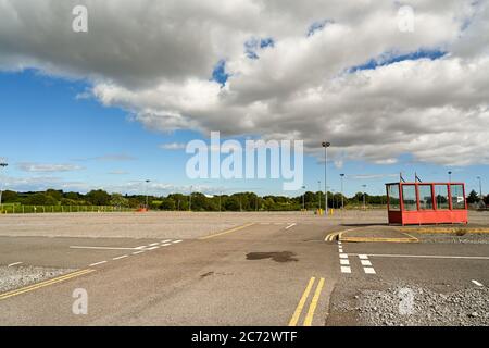 Cardiff, Wales - Juli 2020: Menschenleerer Langzeitparkplatz am Flughafen Cardiff Wales. Wenn nicht für Coronavirus, der Parkplatz wäre voll für den Sommer Stockfoto