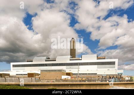 Aberthaw, Vale of Glamorgan, Wales - Juli 2020: Das ehemalige Kohlekraftwerk in Aberthaw. Sie wurde im März 2020 geschlossen. Stockfoto