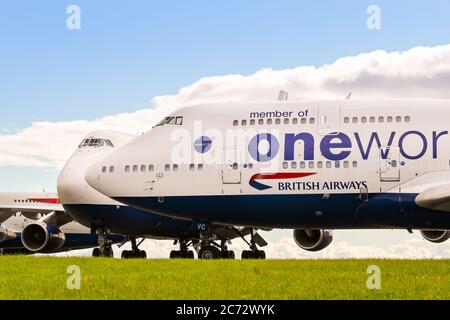 Cardiff, Wales - Juli 2020: British Airways Boeing 747 Jets im Lager am Flughafen Cardiff Wales. Die Jets wurden aufgrund des Coronavirus in den Ruhestand gesetzt Stockfoto