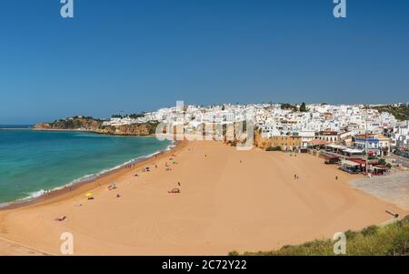 Luftpanorama von Albufeira, Algarve, Portugal. Schöne Sicht auf die Meerlandschaft mit dem Strand, Meer. Stockfoto