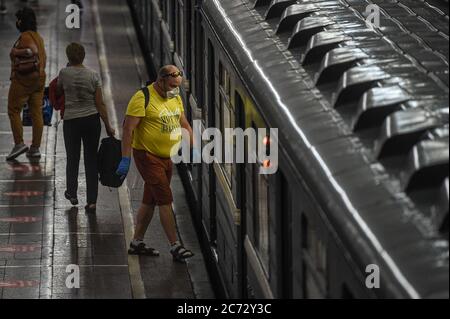 Moskau, Russland. Juli 2020. Ein Mann mit Gesichtsmaske und Handschuhen steigt am 13. Juli 2020 in einen U-Bahn-Zug an einem Bahnhof in Moskau, Russland, ein. Russland hat 6,537 neue COVID-19 Fälle in den letzten 24 Stunden registriert, womit seine Gesamtzahl auf 733,699, sagte das COVID-19 Response Center des Landes in einer Erklärung am Montag. Quelle: Evgeny Sinitsyn/Xinhua/Alamy Live News Stockfoto