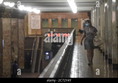 Moskau, Russland. Juli 2020. Eine Frau mit Gesichtsmaske geht am 13. Juli 2020 in einer U-Bahnstation in Moskau, Russland, spazieren. Russland hat 6,537 neue COVID-19 Fälle in den letzten 24 Stunden registriert, womit seine Gesamtzahl auf 733,699, sagte das COVID-19 Response Center des Landes in einer Erklärung am Montag. Quelle: Evgeny Sinitsyn/Xinhua/Alamy Live News Stockfoto