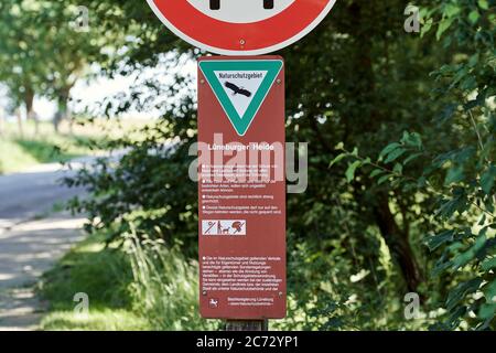 Schild mit Verhaltensregeln im Naturschutzgebiet Lüneburger Heide, Deutschland Stockfoto