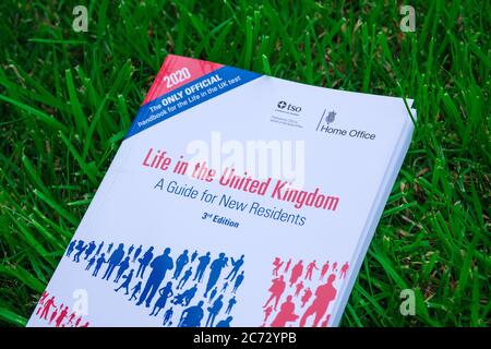 Stone / UK - Juli 13 2020: 'Life in the United Kingdom' Buch veröffentlicht von Home Office im Jahr 2020 auf dem Rasen platziert. Der offizielle Guide für New Residents Stockfoto