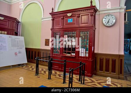 Vrsac, Serbien, 20. Juni 2020. Die alte Fahrgastkasse am Bahnhof widersteht in ihrer ursprünglichen Form. Das Bahnhofsgebäude wurde 1857 erbaut. Stockfoto