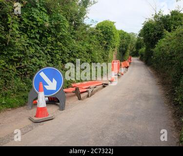 Juli 2020 - Landstraße und Autobahn arbeitet, mit Schildern Stockfoto