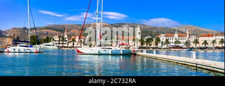 Trogir Stadt in Kroatien, beliebtes Touristenziel in Dalmatien. Blick auf das alte Zentrum und die Marine mit Segelbooten Stockfoto