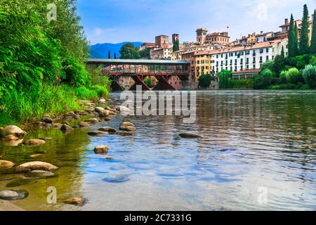 Schöne mittelalterliche Städte von Italien -malerischen Bassano del Grappa mit berühmter Brücke, Provinz Vicenza, Region Venetien Stockfoto