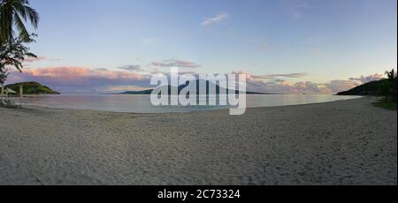 Blick auf den Vulkan Nevis Peak bei Sonnenuntergang über dem Wasser von St. Kitts Stockfoto