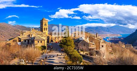 Typische schöne Dörfer Spaniens - Ainsa Sobrarbe, Provinz Huesca, Pyrenei Berge Stockfoto