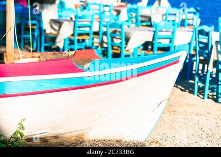 Charmante traditionelle Tavernen am Meer (Restaurants) von Griechenland - Pantelli Strand, Leros. Dodekanes Stockfoto