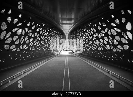 Künstlerische Schwarz-Weiß-Fotografie einer Brücke in der Stadt Antwerpen, die Symmetrie ausdrückt, Belgien. Stockfoto