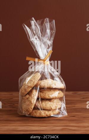 Mandelgebäck in transparenten Tüten auf einem Holztisch. Nahaufnahme Stockfoto