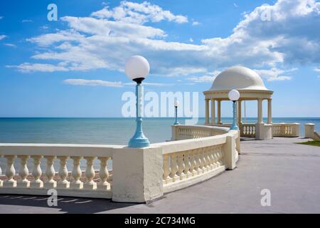 Art déco-Kuppel am Meer bei Bexhill-on-Sea in der Nähe des De La Warr Pavillion, East Sussex, Großbritannien Stockfoto