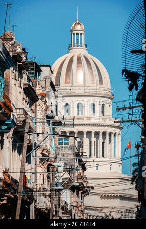 Alte bunte Gebäude in Havanna an einer Straße, die zum ikonischen Kapitol führt, ein Symbol der Stadt Stockfoto