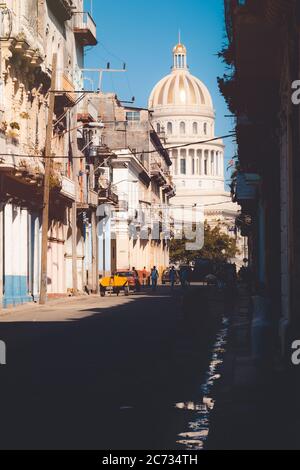 Alte bunte Gebäude in Havanna an einer Straße, die zum ikonischen Kapitol führt, ein Symbol der Stadt Stockfoto