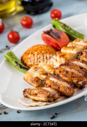 Türkische Küche Hähnchenflügel Grill. Gegrillte Hähnchenflügel auf Holzhintergrund Stockfoto