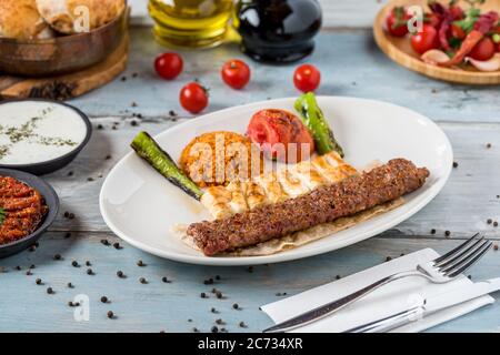Türkischer Adana Kebab mit Gemüse auf dem Teller Stockfoto