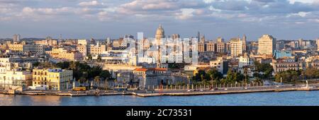 Hochauflösender Panoramablick auf Havanna bei Sonnenaufgang Stockfoto