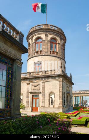 Wunderschöne Gärten und Turm mit der mexikanischen Flagge am alcazar in Chapultepec Schloss in Mexiko-Stadt Stockfoto