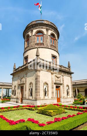 Wunderschöne Gärten und Turm mit der mexikanischen Flagge am alcazar in Chapultepec Schloss in Mexiko-Stadt Stockfoto