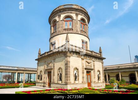 Wunderschöne Gärten und der Caballero Alto Turm auf dem Chapultepec Schloss in Mexiko-Stadt Stockfoto