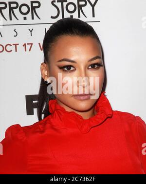 13. Juli 2020: Naya Rivera, die bekannteste Schauspielerin für die Cheerleaderin Santana Lopez auf Glee, wurde als tot bestätigt. Rivera, 33 Jahre alt, soll beim Schwimmen im See mit ihrem vierjährigen Sohn ertrunken sein, der auf ihrem Leihpontonboot schlafend aufgefunden wurde, nachdem es für die Rückkehr überfällig war. 13. Oktober 2012 - Hollywood, Kalifornien - Naya Rivera. Premiere von FX's ''American Horror Story: Asyl'' im Paramount Theatre. Stockfoto