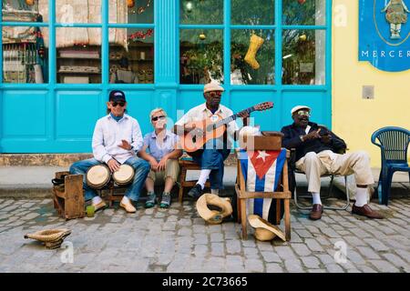 Band spielt traditionelle kubanische Musik in der Altstadt von Havanna Stockfoto