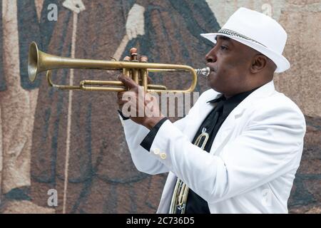 Schwarzer kubanischer Musiker, der in Havanna Trompete spielt Stockfoto