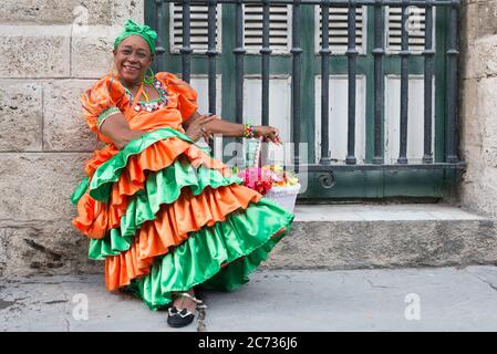 Schwarze Frau in einem traditionellen Kleid in Alt-Havanna Stockfoto