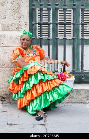 Schwarze Frau in einem traditionellen Kleid in Alt-Havanna Stockfoto
