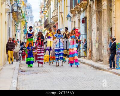 Bunte Band von Musikern und Tänzern in Alt-Havanna Stockfoto