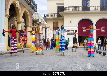 Bunte Band von Musikern und Tänzern in Alt-Havanna Stockfoto