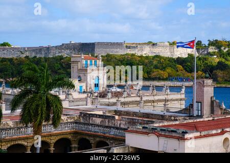 HAVANNA, KUBA - UM JANUAR 2020: Dächer in Havanna Stockfoto