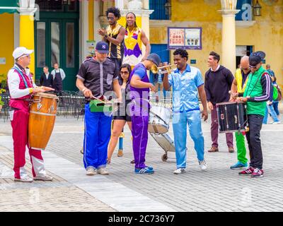 Bunte Band von Musikern und Tänzern in Alt-Havanna Stockfoto