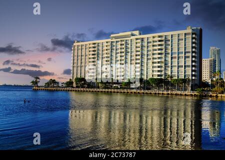 Spiegelbild des Miami Hotels in Biscayne Bay Stockfoto