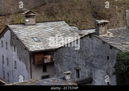 Berghütte mit dem typischen Dach aus Steinplatten im Aostatal, Italien. Stockfoto