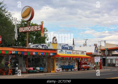 Seligman, Az / USA – 15. August 2013: Das Restaurant The Delgadillo’s Snow Cap an der historischen Route 66 in Seligman, Arizona. Stockfoto