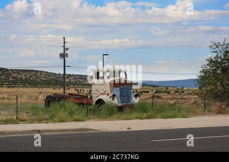 Seligman, AZ / USA – 15. August 2013: Ein alter rostiger Dodge Pickup-Truck auf einem Feld auf der Route 66 in Seligman, Arizona. Stockfoto