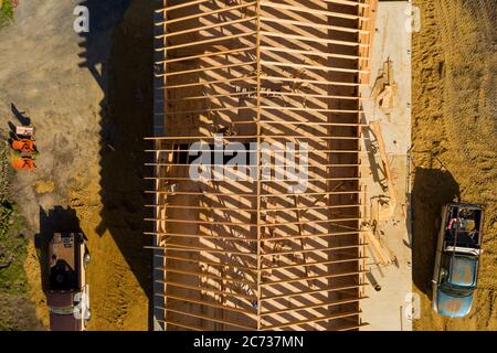 Neubau-Wohnrahmen in einer ländlichen Gegend, mit Drohne aufgenommen. Stockfoto
