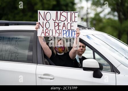 Demonstranten zeigen ihre Schilder vor dem Cook County Gefängnis in einer Autokarawane Protest am 30. Mai 2020. Eine Demonstration der Schwarzen Leben zog am Samstag in Chicago Tausende an, als Teil eines landesweiten Protesttages über die jüngsten Morde an George Floyd in Minneapolis, Ahmaud Arbery in Atlanta und Breonna Taylor in Louisville. (Foto von Max Herman) Stockfoto