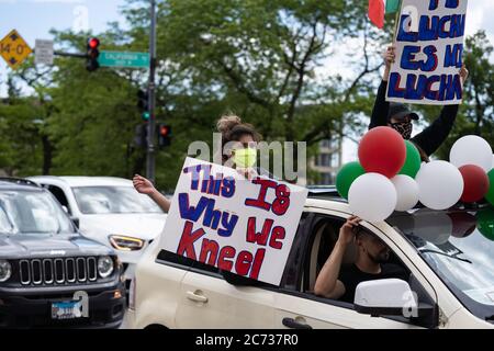 Demonstranten zeigen ihre Schilder vor dem Cook County Gefängnis in einer Autokarawane Protest am 30. Mai 2020. Eine Demonstration der Schwarzen Leben zog am Samstag in Chicago Tausende an, als Teil eines landesweiten Protesttages über die jüngsten Morde an George Floyd in Minneapolis, Ahmaud Arbery in Atlanta und Breonna Taylor in Louisville. (Foto von Max Herman) Stockfoto