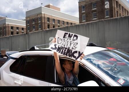 Demonstranten zeigen ihre Schilder vor dem Cook County Gefängnis in einer Autokarawane Protest am 30. Mai 2020. Eine Demonstration der Schwarzen Leben zog am Samstag in Chicago Tausende an, als Teil eines landesweiten Protesttages über die jüngsten Morde an George Floyd in Minneapolis, Ahmaud Arbery in Atlanta und Breonna Taylor in Louisville. (Foto von Max Herman) Stockfoto