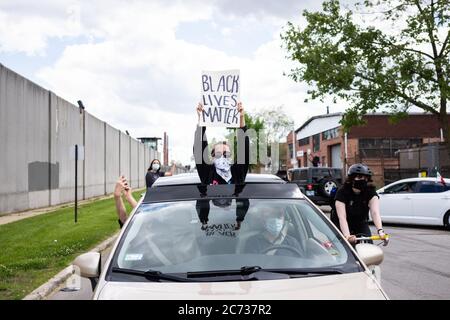 Demonstranten zeigen ihre Schilder vor dem Cook County Gefängnis in einer Autokarawane Protest am 30. Mai 2020. Eine Demonstration der Schwarzen Leben zog am Samstag in Chicago Tausende an, als Teil eines landesweiten Protesttages über die jüngsten Morde an George Floyd in Minneapolis, Ahmaud Arbery in Atlanta und Breonna Taylor in Louisville. (Foto von Max Herman) Stockfoto