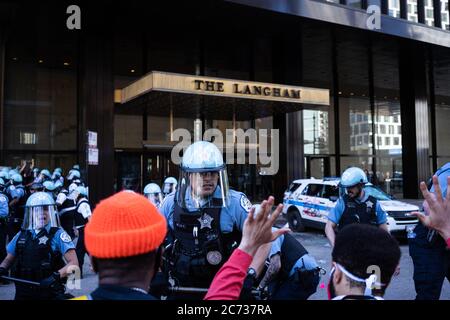 Demonstranten werden von der Polizei in Chicago zurückgedrängt, nachdem eine kleine Gruppe Polizeikreuzer beschädigt hat, die am 30. Mai 2020 gegenüber dem Trump Tower geparkt sind. Eine Demonstration der Schwarzen Leben zog am Samstag in Chicago Tausende an, als Teil eines landesweiten Protesttages über die jüngsten Morde an George Floyd in Minneapolis, Ahmaud Arbery in Atlanta und Breonna Taylor in Louisville. (Foto von Max Herman) Stockfoto