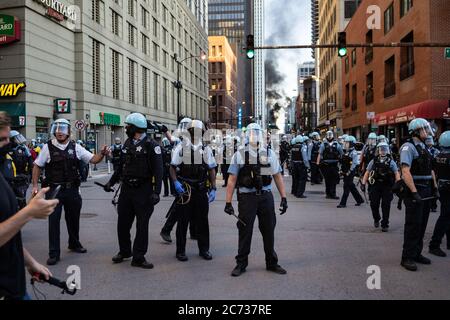 Chicago Polizei in Aufruhr Ausrüstung klar eine Gruppe von Menschen protestieren auf State Street in River North, wie die Sonne untergeht am 30. Mai 2020. Eine Demonstration der Schwarzen Leben zog am Samstag in Chicago Tausende an, als Teil eines landesweiten Protesttages über die jüngsten Morde an George Floyd in Minneapolis, Ahmaud Arbery in Atlanta und Breonna Taylor in Louisville. (Foto von Max Herman) Stockfoto