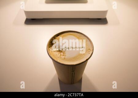 BUKAREST, RUMÄNIEN - 12. FEBRUAR 2020: Google Partners Logo auf einem Kaffee gedruckt. Google Partners ist die Vereinbarung zwischen Google und einige Marketing ein Stockfoto